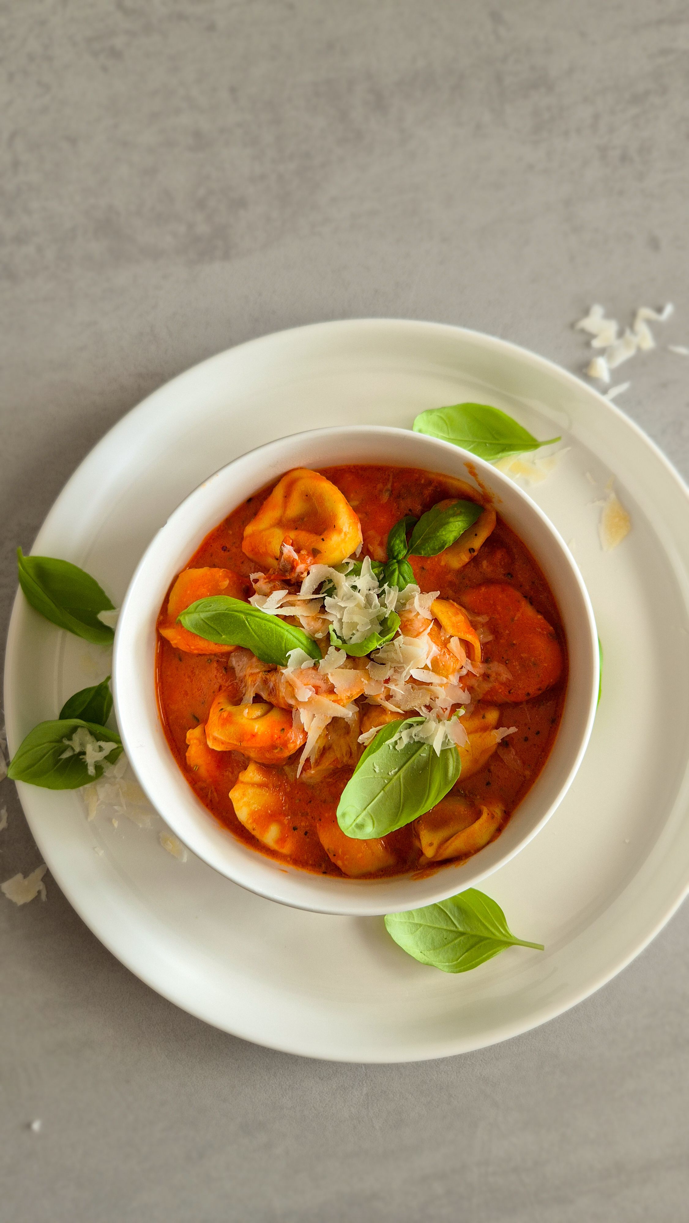 Cremige One-Pot-Tortellini in Tomaten-Sahne-Sauce