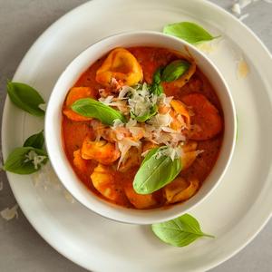 Cremige One-Pot-Tortellini in Tomaten-Sahne-Sauce
