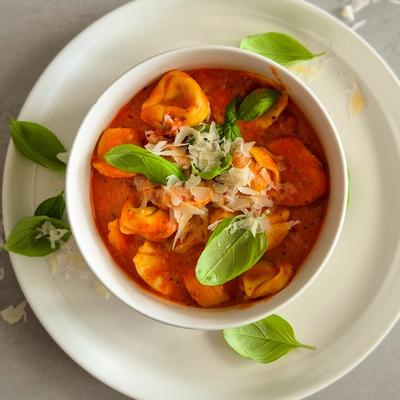 Cremige One-Pot-Tortellini in Tomaten-Sahne-Sauce