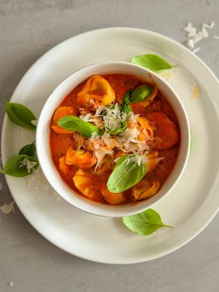 Cremige One-Pot-Tortellini in Tomaten-Sahne-Sauce