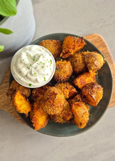 Knusperkartoffeln aus dem Ofen mit Panko Panade und Quark-Kräuter-Dip.
