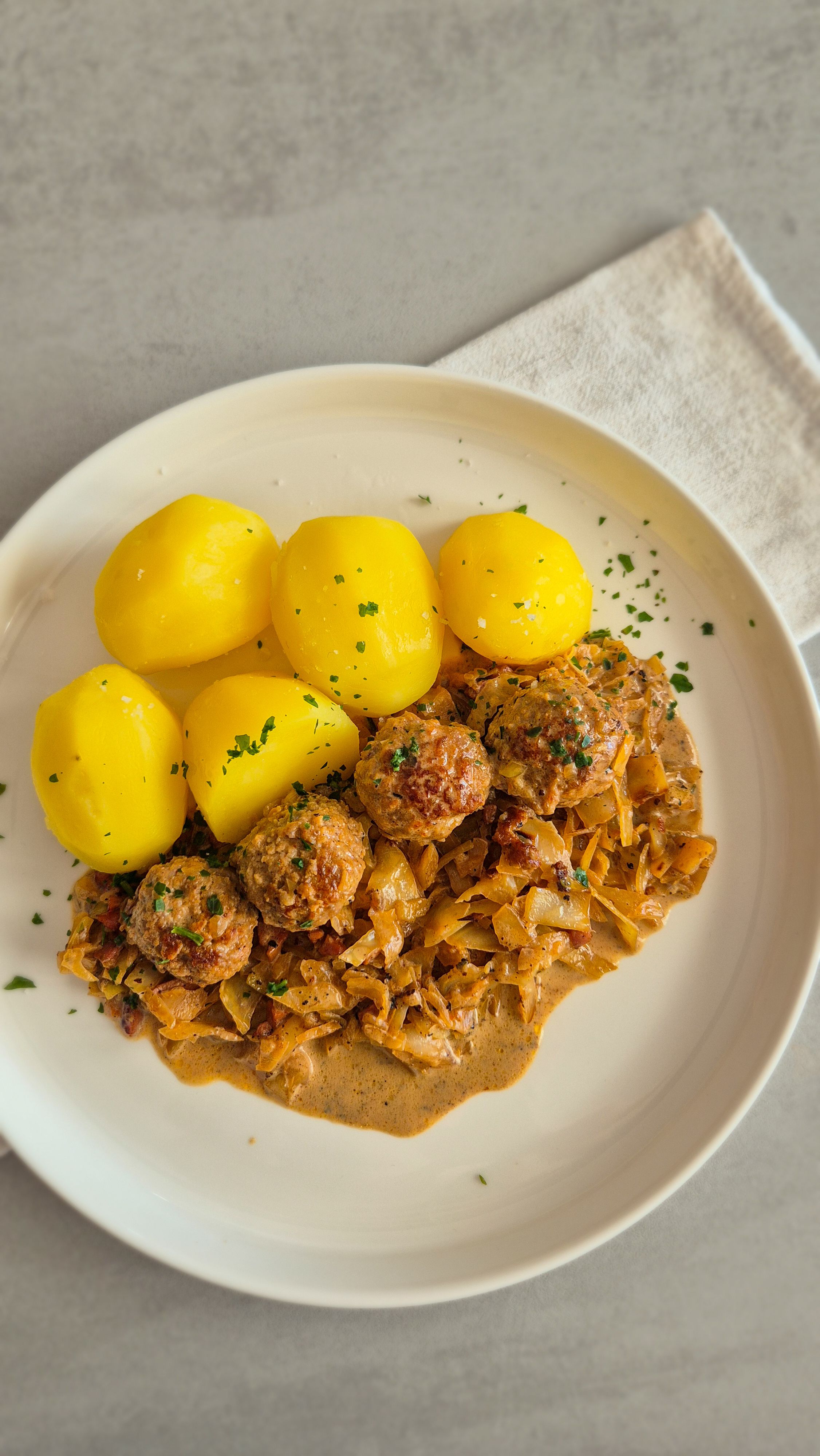 Hackbällchen mit cremigem Weißkohl und Salzkartoffeln