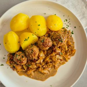 Hackbällchen mit cremigem Weißkohl und Salzkartoffeln