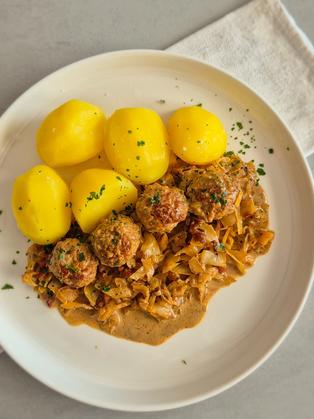 Hackbällchen mit cremigem Weißkohl und Salzkartoffeln