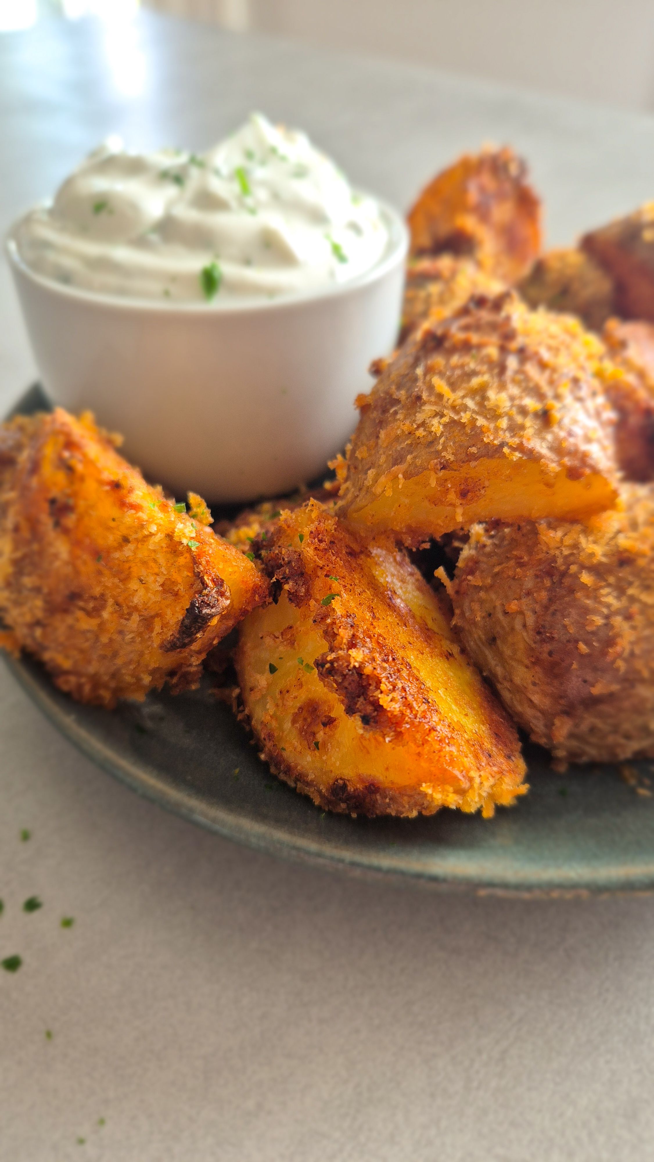 Knusperkartoffeln aus dem Ofen mit Panko Panade und Quark-Kräuter-Dip.