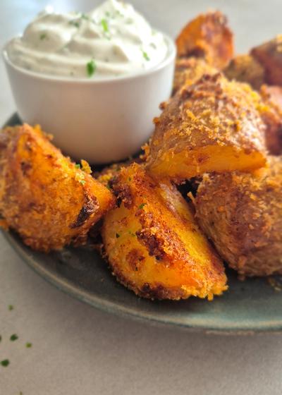 Knusperkartoffeln aus dem Ofen mit Panko Panade und Quark-Kräuter-Dip.