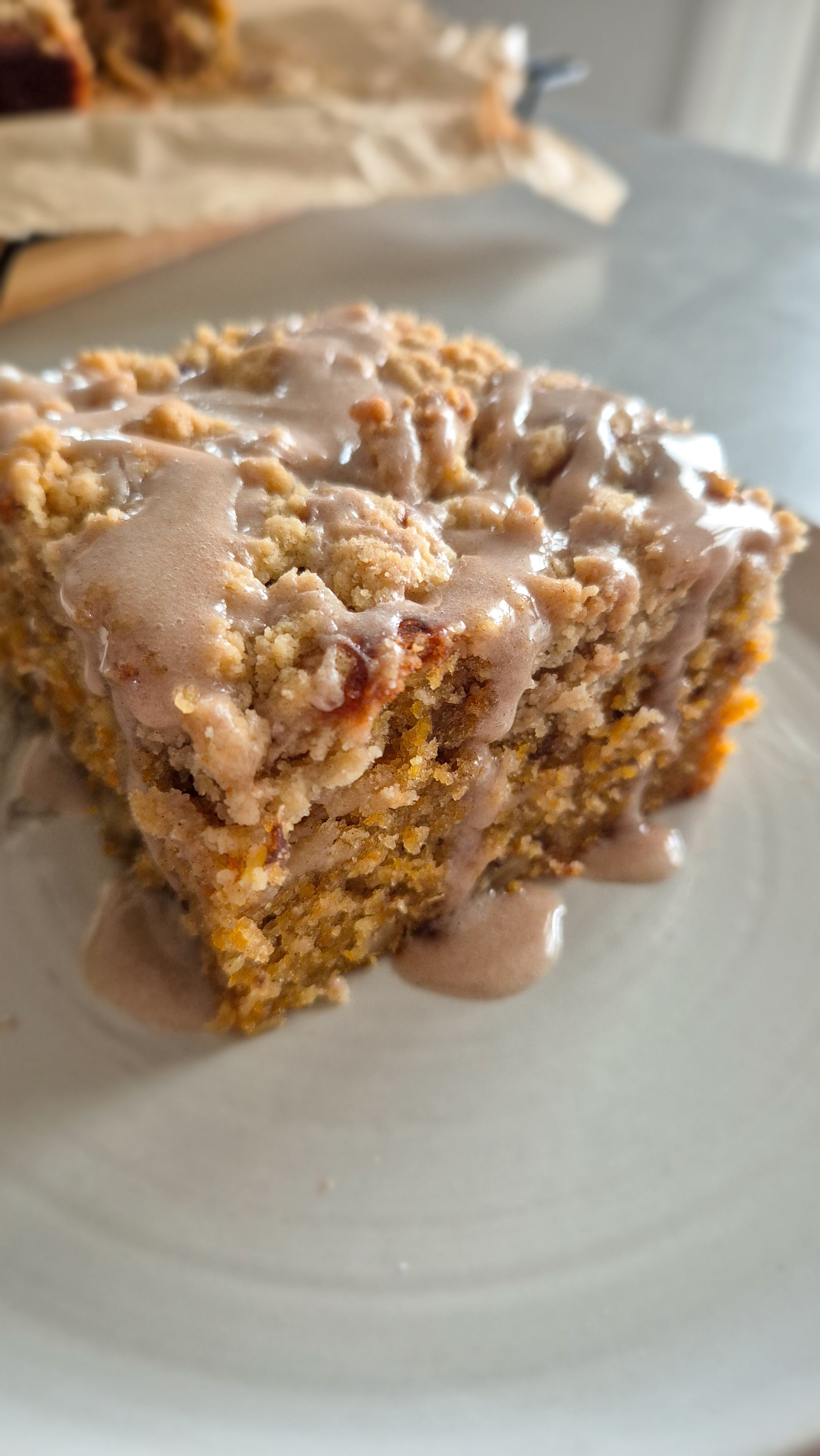 Karottenkuchen mit Zimtstreuseln & Zuckerguss