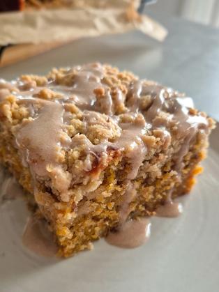 Karottenkuchen mit Zimtstreuseln & Zuckerguss