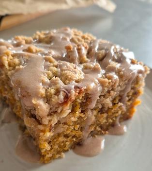 Karottenkuchen mit Zimtstreuseln & Zuckerguss