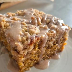 Karottenkuchen mit Zimtstreuseln & Zuckerguss