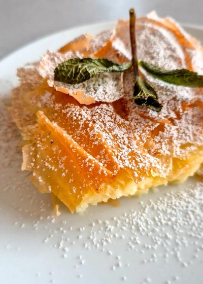 Bougatsa angeschnitten – die warme Vanille-Grießcreme zwischen den hauchdünnen Filoteigschichten.