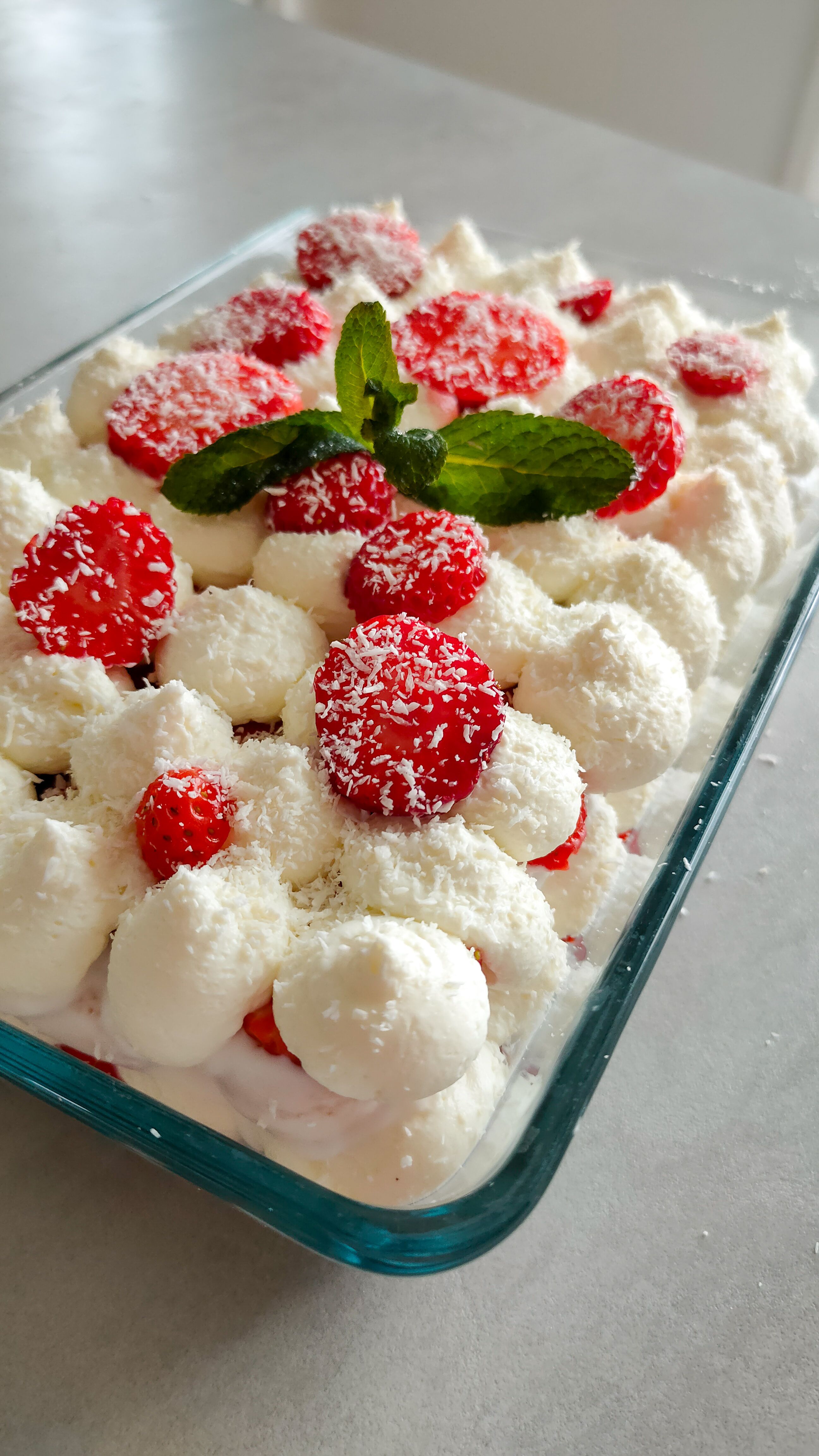 Erdbeer-Tiramisu mit Kokos in einer Dessertform.