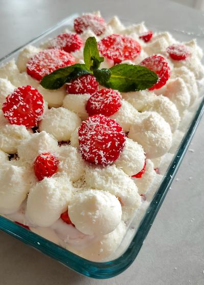 Erdbeer-Tiramisu mit Kokos in einer Dessertform.