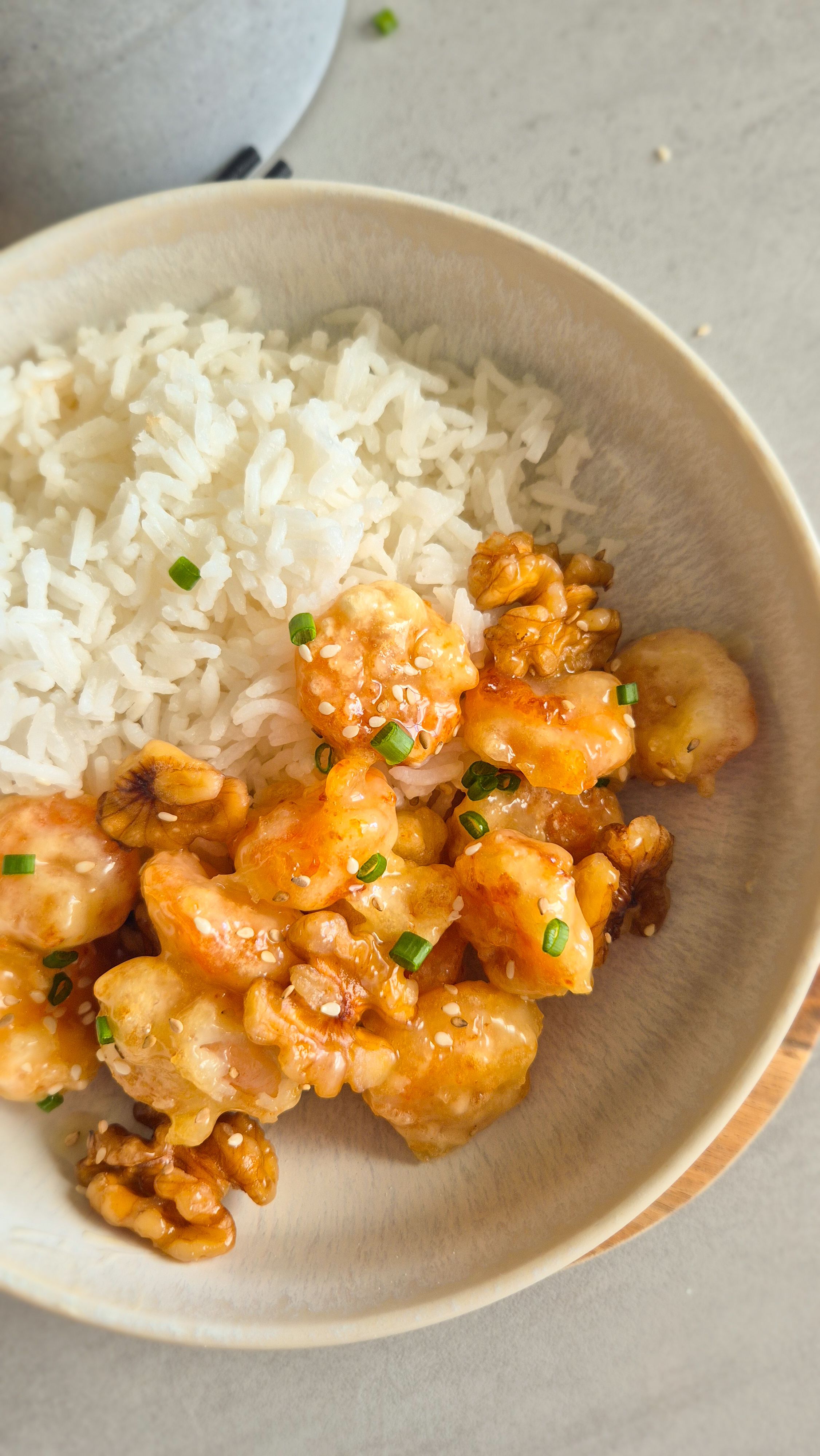 Honey Walnut Shrimps mit Reis in einer Schale.