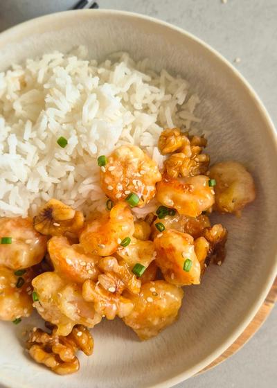 Honey Walnut Shrimps mit Reis in einer Schale.