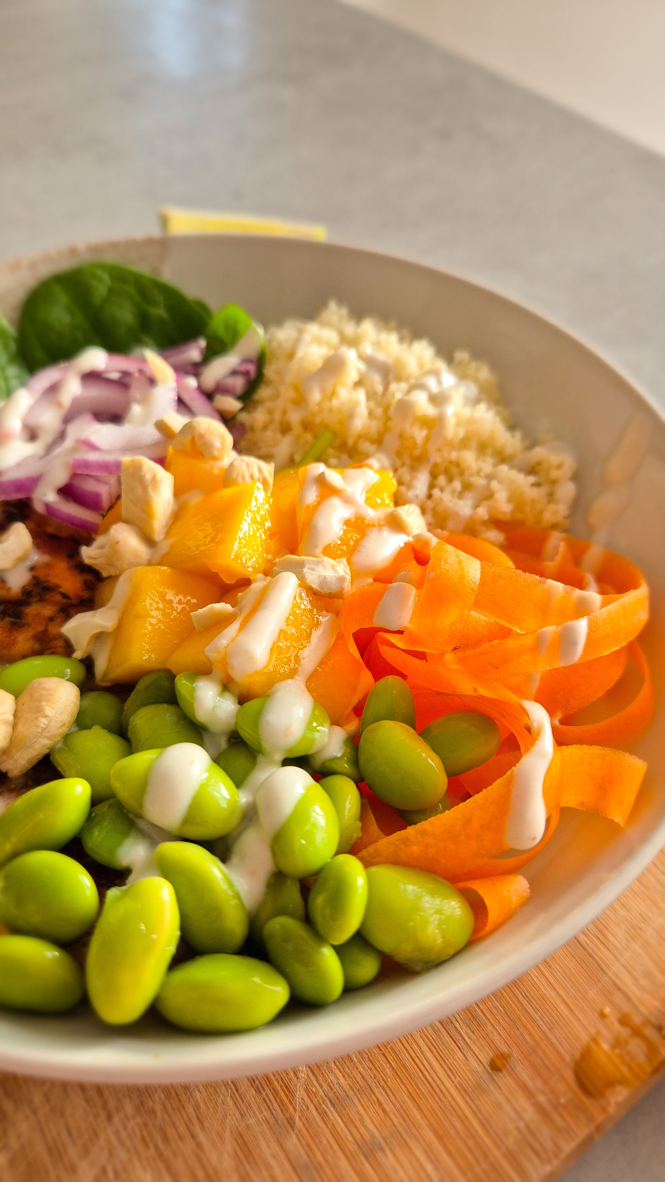 Tropische Mango-Chicken-Bowl mit Kokos-Limetten-Dressing - Bild 2