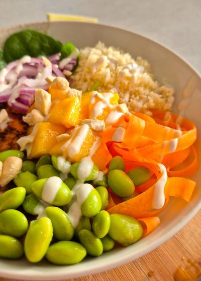 Tropische Mango-Chicken-Bowl mit Kokos-Limetten-Dressing - Bild 2