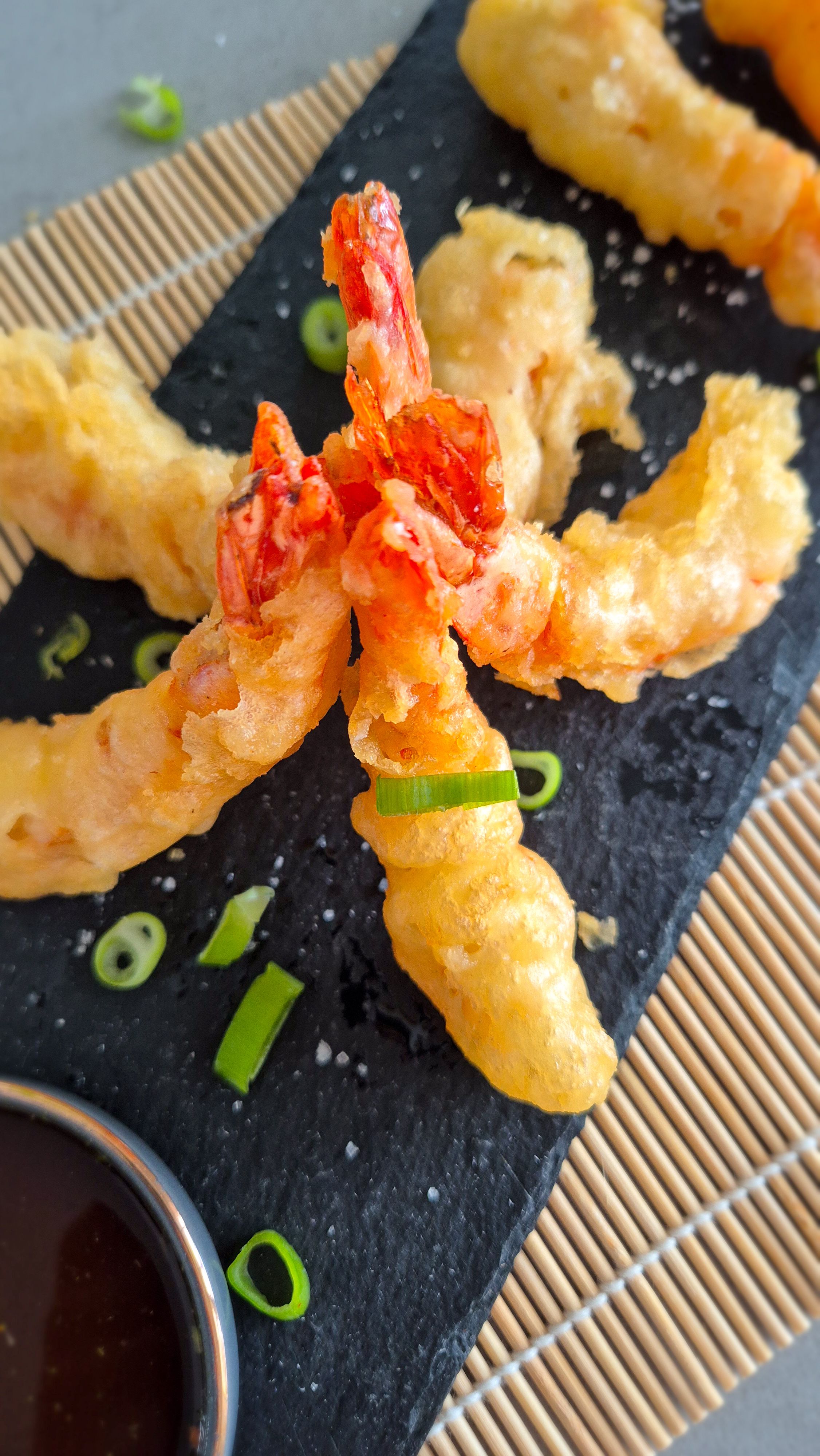 Knusprige Ebi Tempura auf einer Schieferplatte serviert.