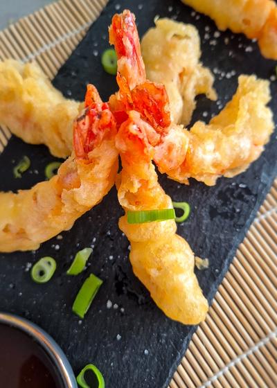 Knusprige Ebi Tempura auf einer Schieferplatte serviert.