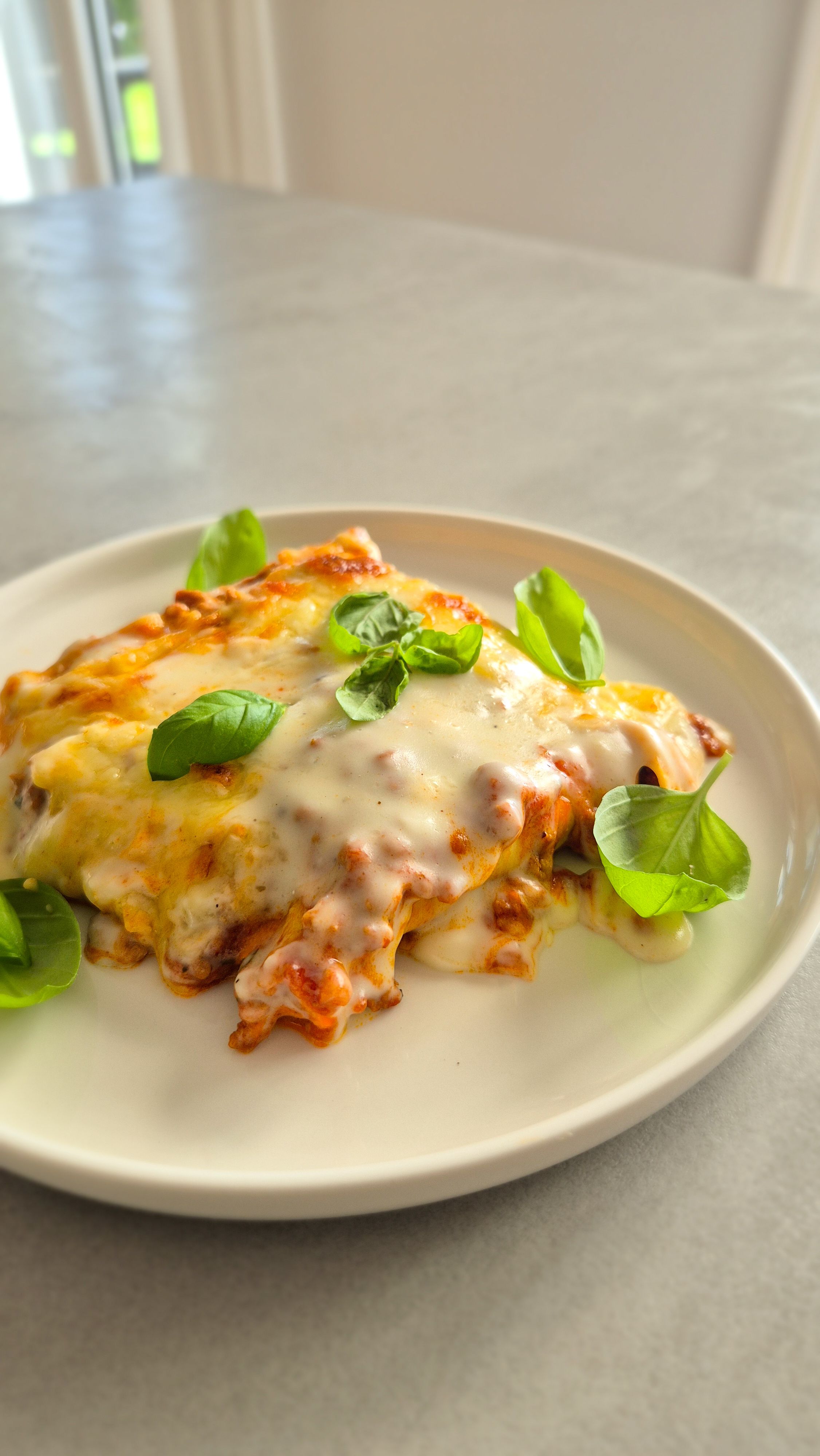 Klassische Lasagne mit würziger Sauce, cremiger Béchamel und Parmesan.