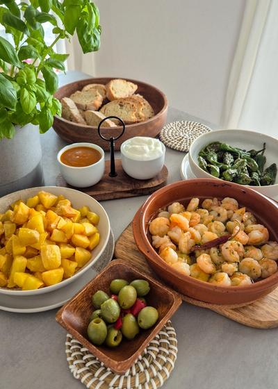 Tapas mit Baguette, Aioli, Pimentón de Padron, Gambas al Ajillo uvm