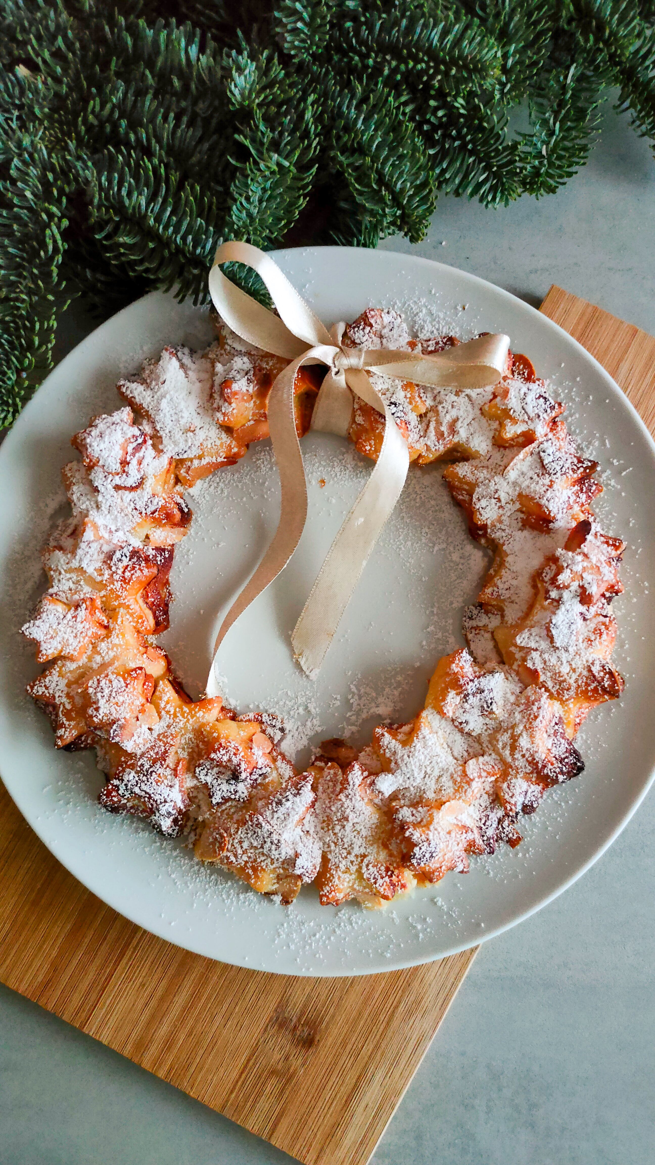 Weihnachtskranz mit fruchtiger Marzipanfüllung