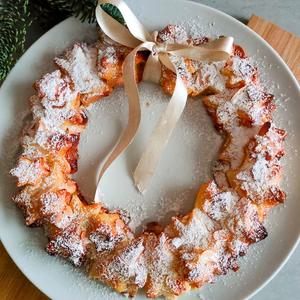 Weihnachtskranz mit fruchtiger Marzipanfüllung