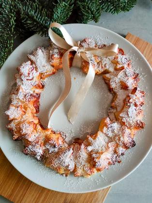 Weihnachtskranz mit fruchtiger Marzipanfüllung
