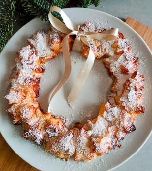 Weihnachtskranz mit fruchtiger Marzipanfüllung