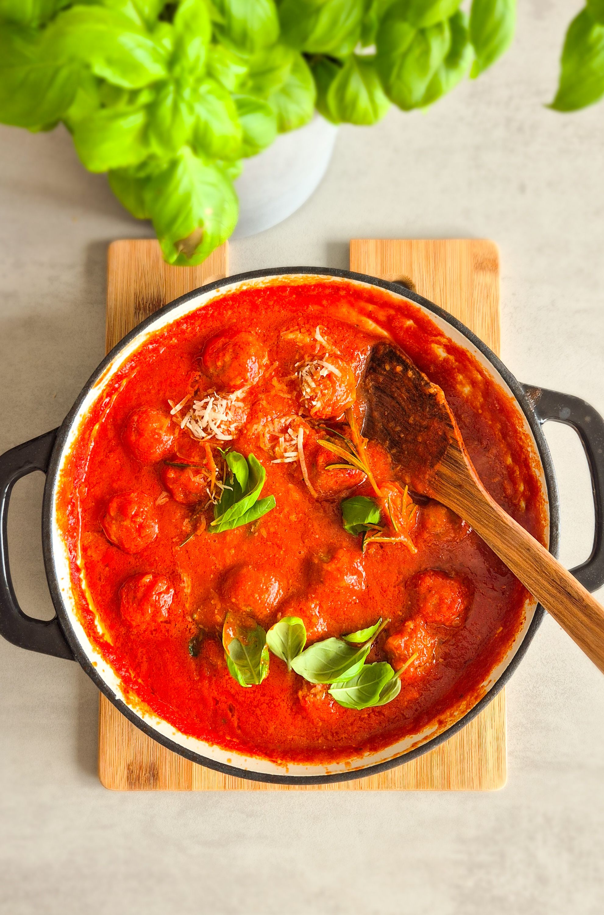 Meatballs in fruchtiger Pomodoro-Sauce