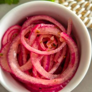 Mexikanische Pickled Onions: Ein Topping für Tacos & Co.