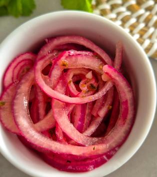 Mexikanische Pickled Onions: Das ultimative Topping für Tacos & Co.