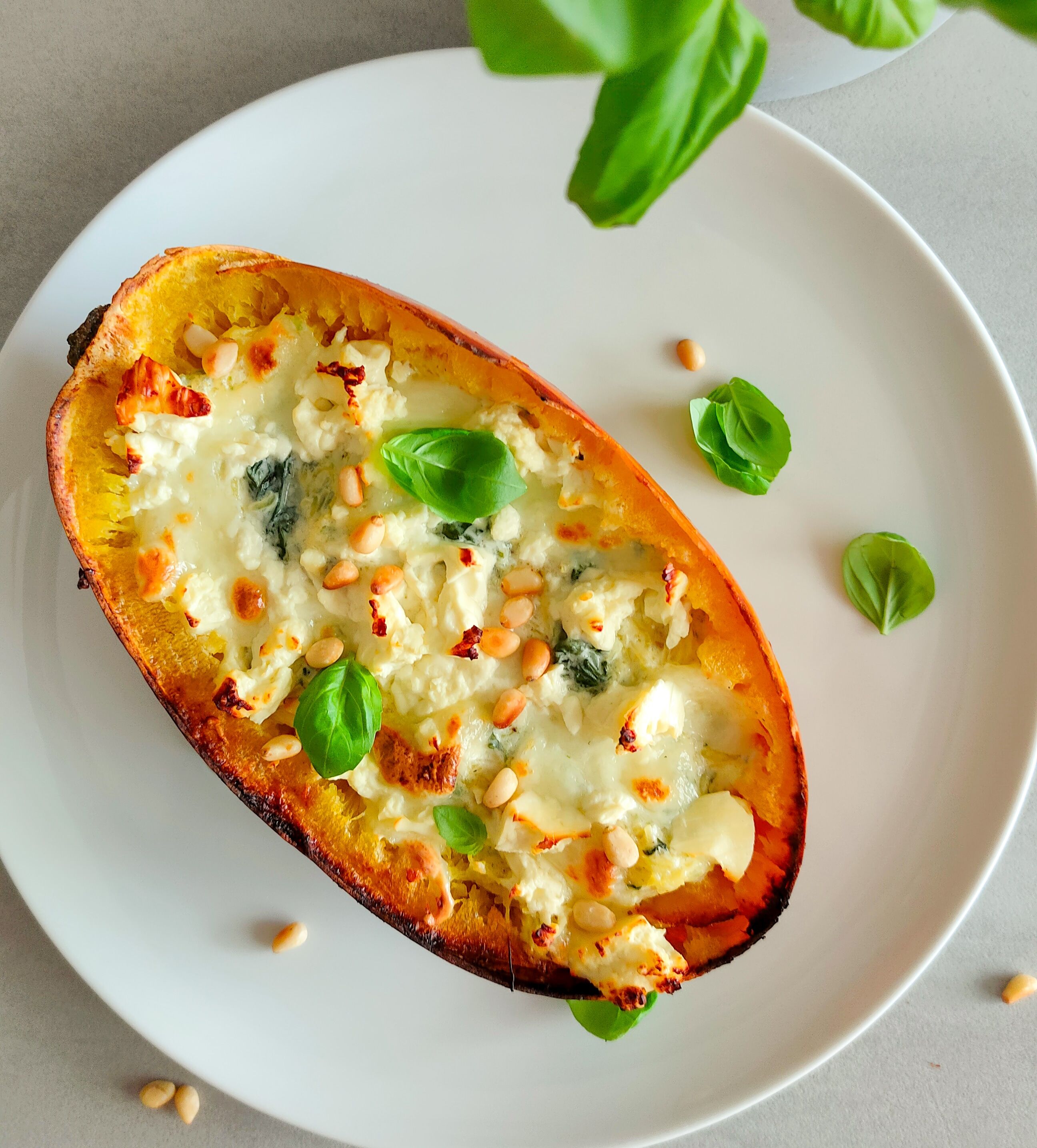 Überbackener Spaghettikürbis mit Spinatfüllung