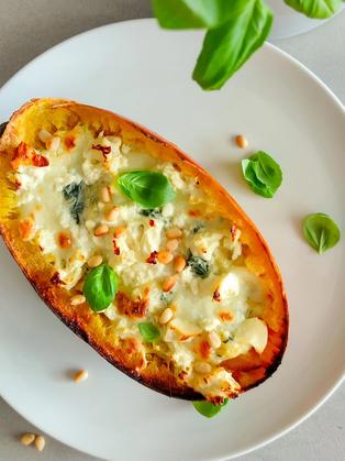 Überbackener Spaghettikürbis mit Spinatfüllung