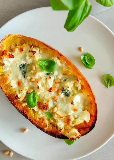 Überbackener Spaghettikürbis mit Spinat & Käse