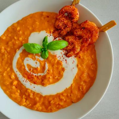 Rote Linsen-Kokossuppe mit Garnelenspießen