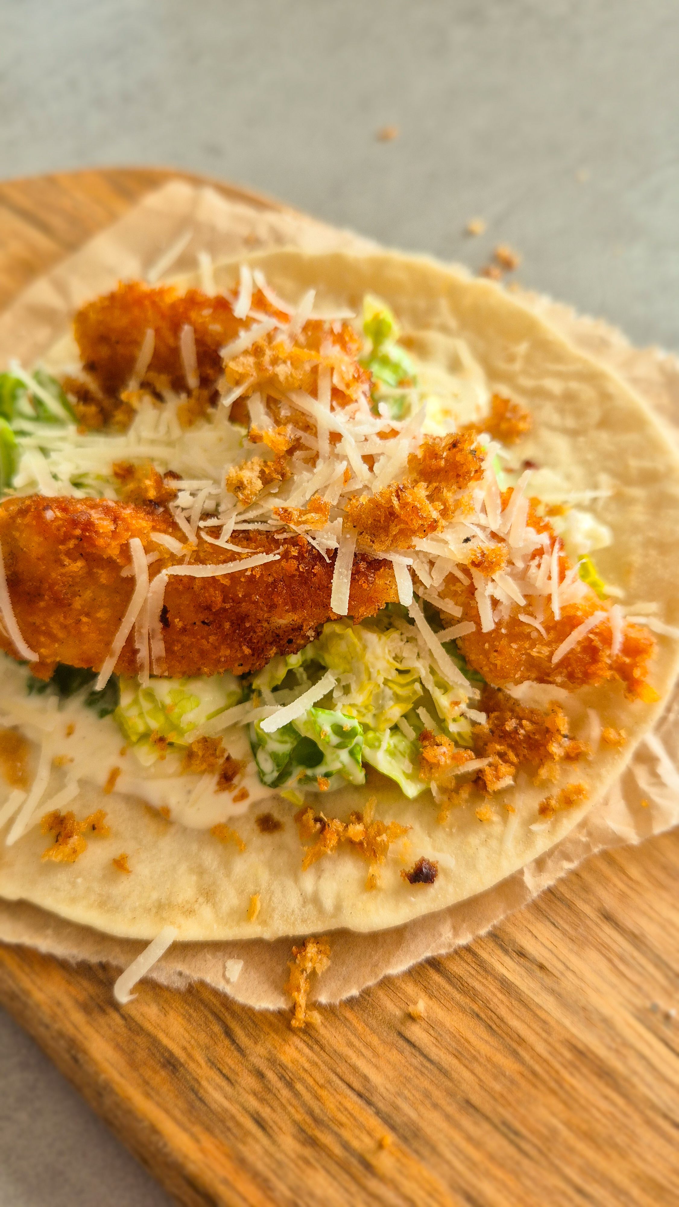 Crispy Chicken Tacos mit Caesar Salad und extra Panko-Parmesan Crunch in Weizentortillas gefüllt.
