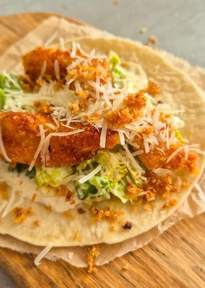 Crispy Chicken Tacos mit Caesar Salad und extra Panko-Parmesan Crunch in Weizentortillas gefüllt.