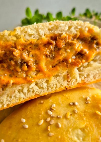 Virale Cheeseburger Pockets mit würzig-cremiger Füllung und goldbrauner Brioche.