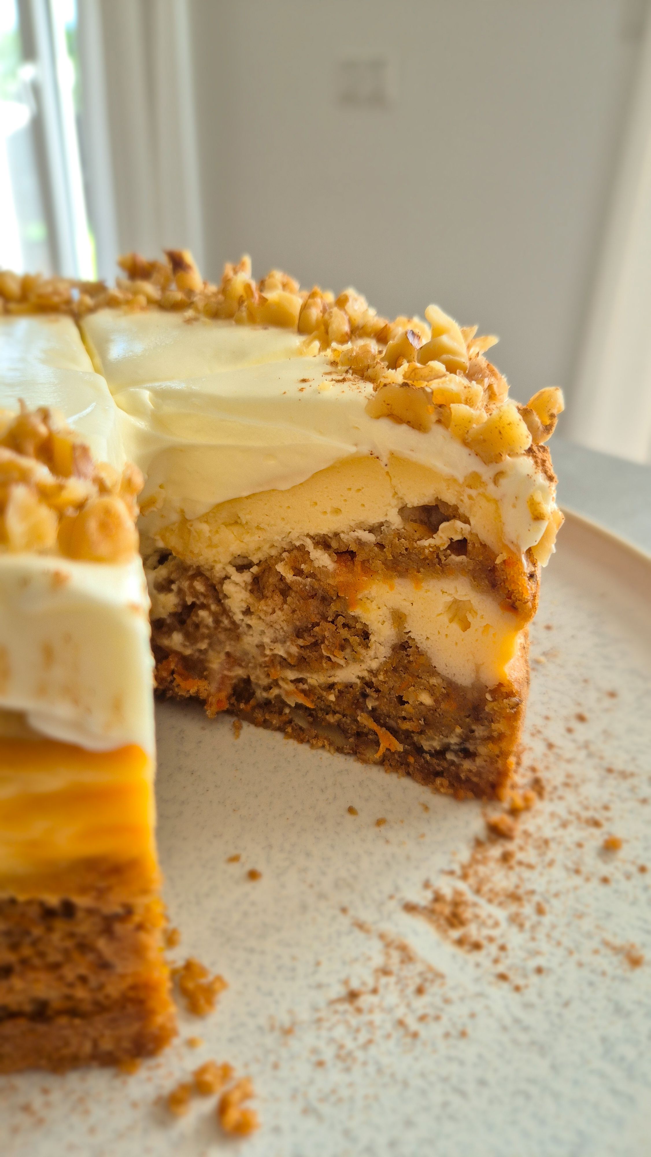 Cremiger Carrot Cake Cheesecake mit leckerem Frosting wie aus den USA auf einem Teller serviert. 