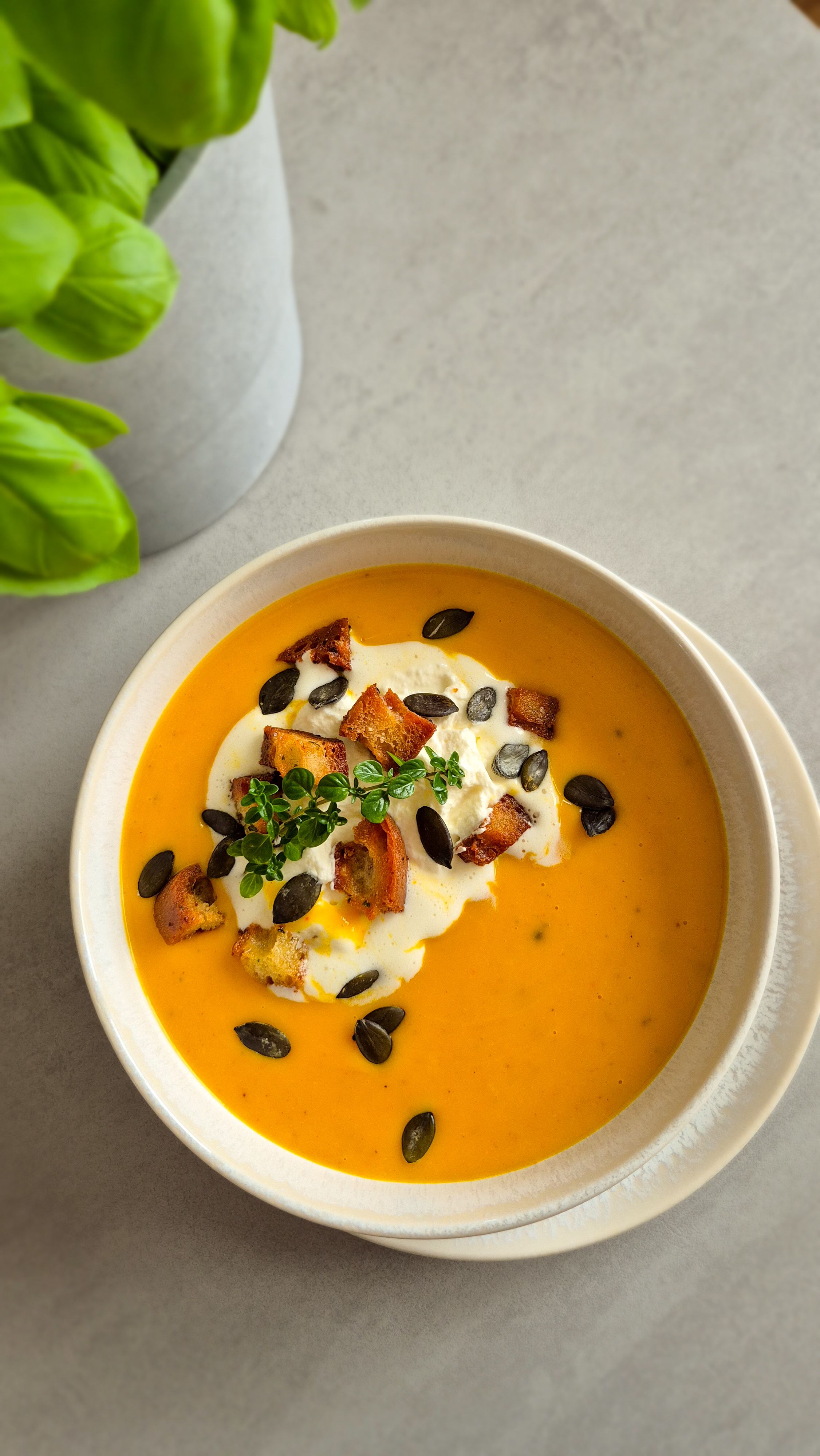 Herbstliche Kürbissuppe mit geröstetem Hokkaido, Thymian und Kürbiskernen - Thumbnail 2