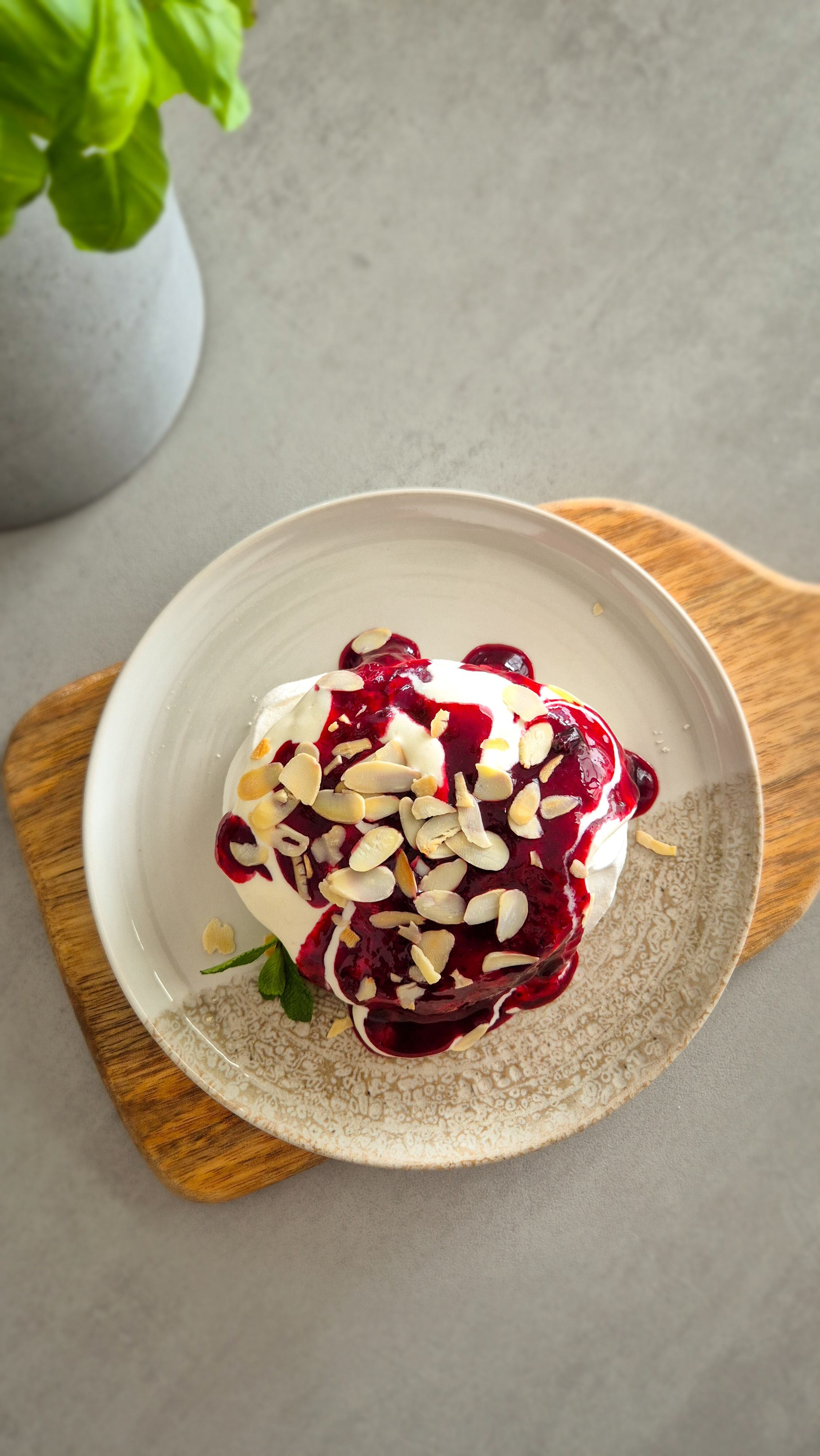 Mandel-Beeren-Meringue: Ein leckeres „Gönn-dir“-Dessert - Thumbnail 3