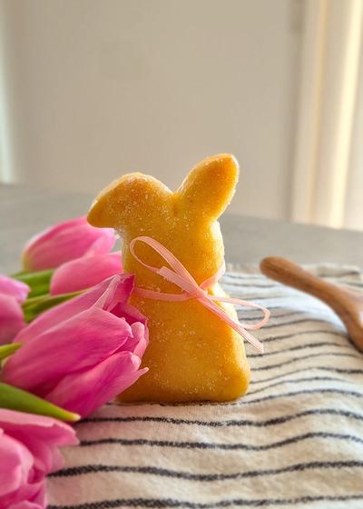 Ein Osterhase aus Quark-Öl-Teig zum Osterbrunch.