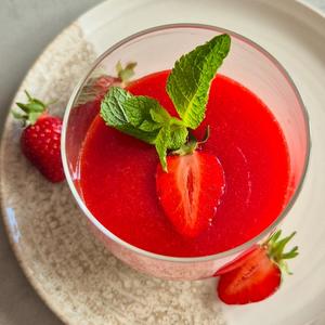 Panna Cotta mit frischer Erdbeersauce