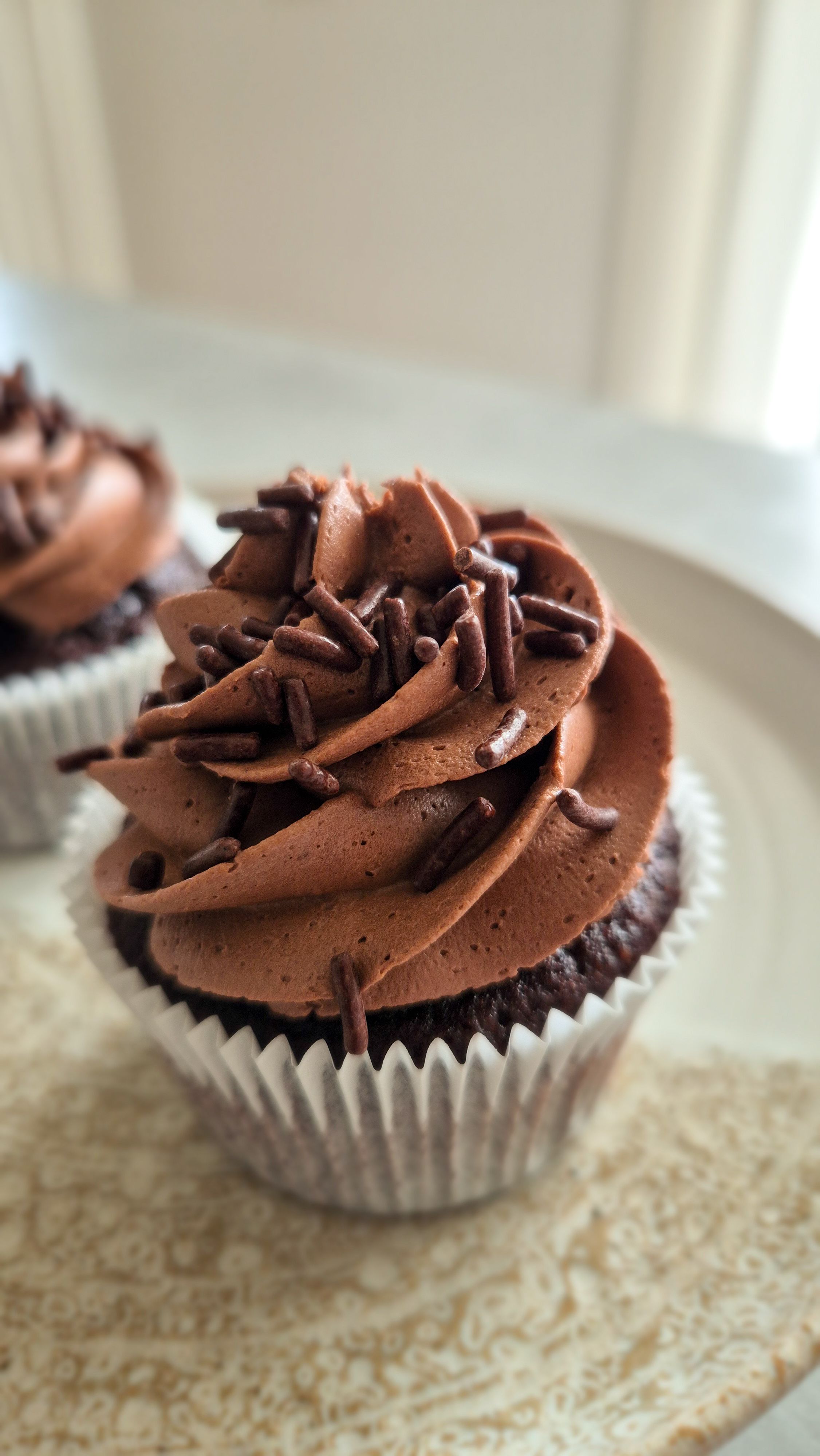 Schokoladen-Cupcake mit Schoko-Butter-Creme-Frosting wie aus den USA. 