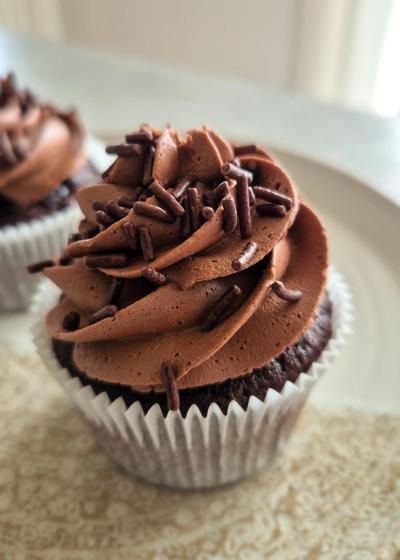 Schokoladen-Cupcake mit Schoko-Butter-Creme-Frosting wie aus den USA.