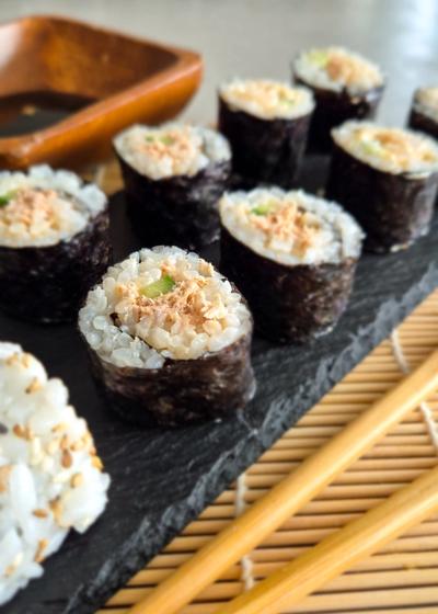 Spicy Surimi und Garnelen Sushi auf einer Schieferplatte serviert.