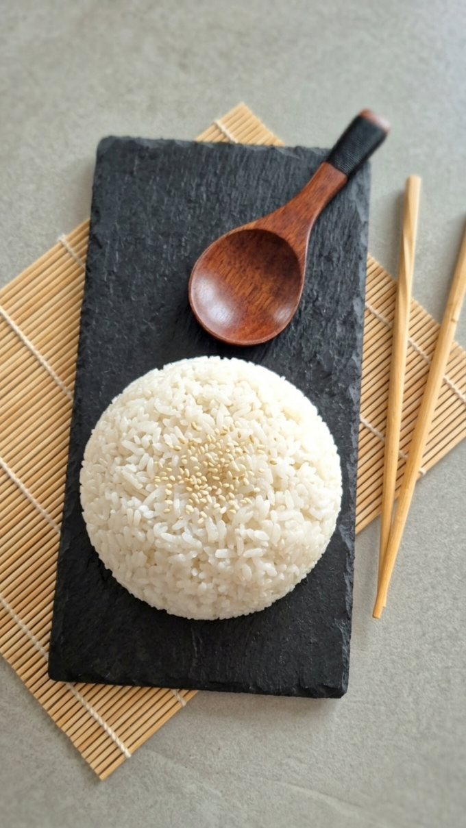 Frisch zubereiteter Sushi Reis auf einer Schieferplatte.