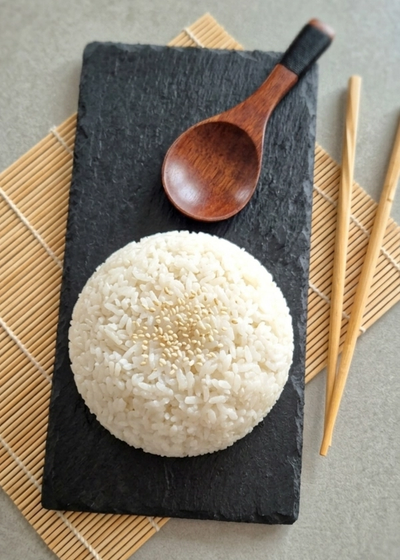 Frisch zubereiteter Sushi Reis auf einer Schieferplatte.