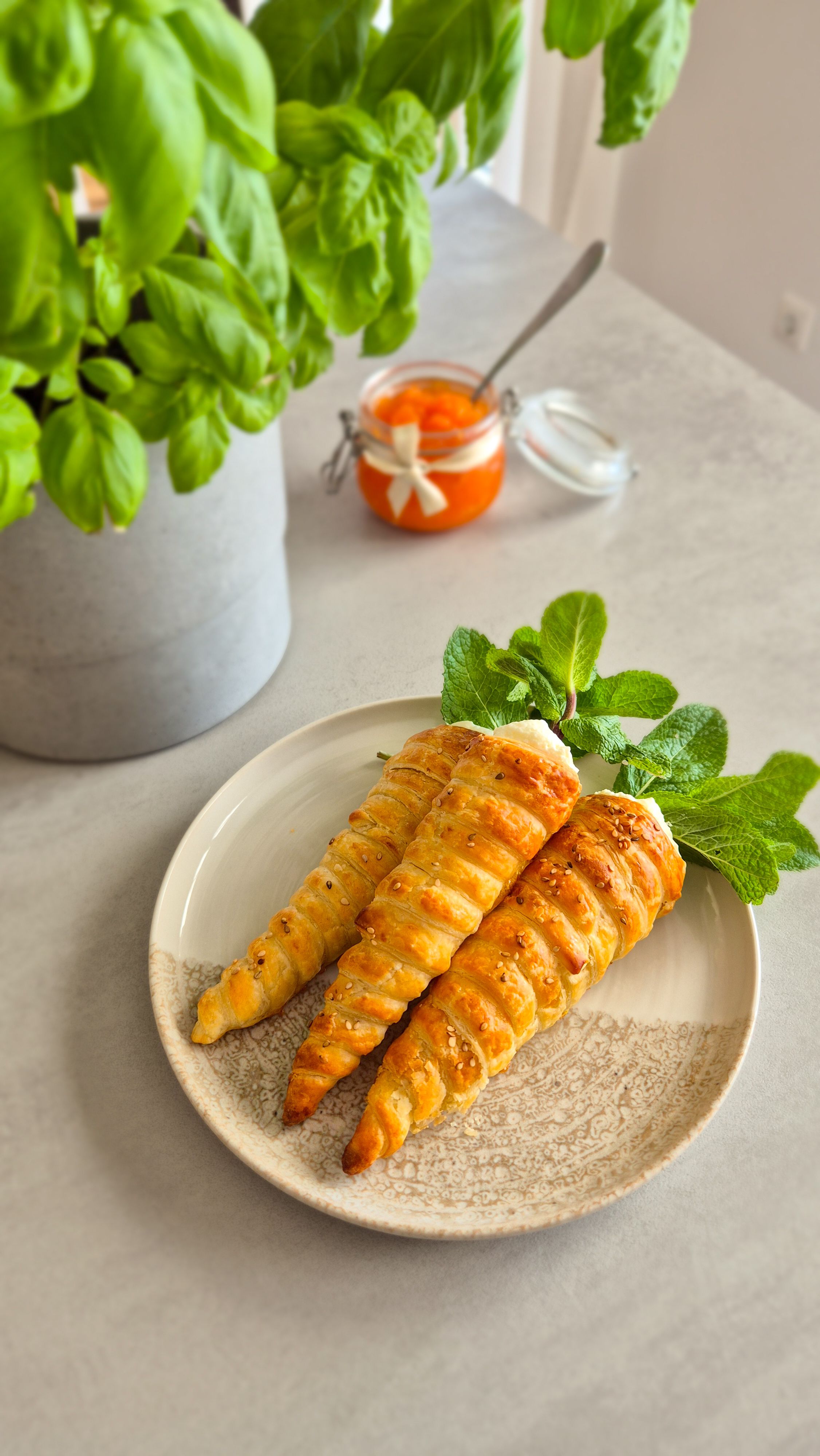Knusprige Blätterteig-Karotten mit zwei Füllungen (süß und herzhaft) auf einem rustikalen Teller mit Hasenfrühstück.